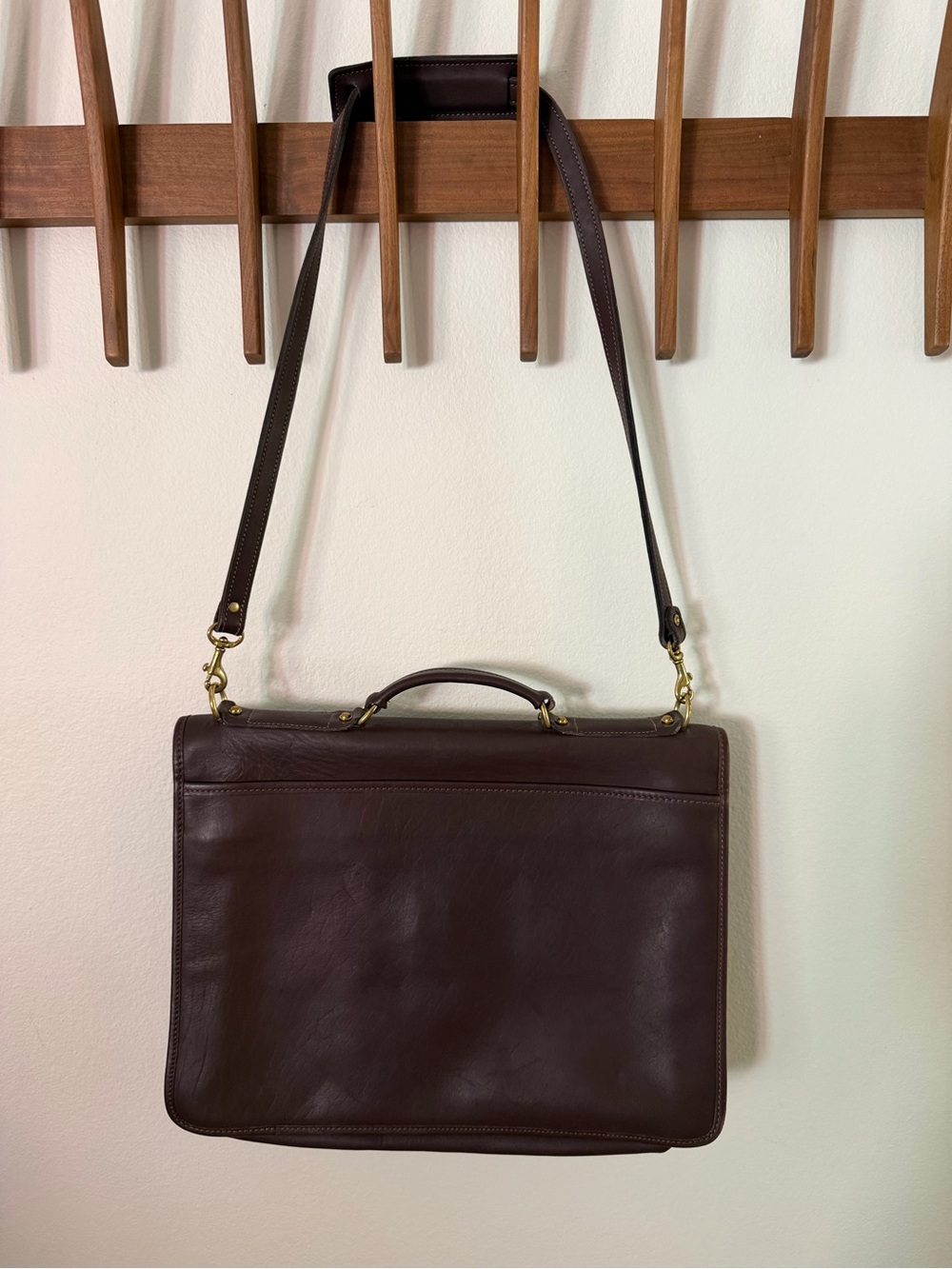Classic Leather Briefcase Shoulder Bag in Dark Brown - Picture 4 of 4
